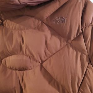 Used size Medium NORTHFACE burgundy women's puffer coat